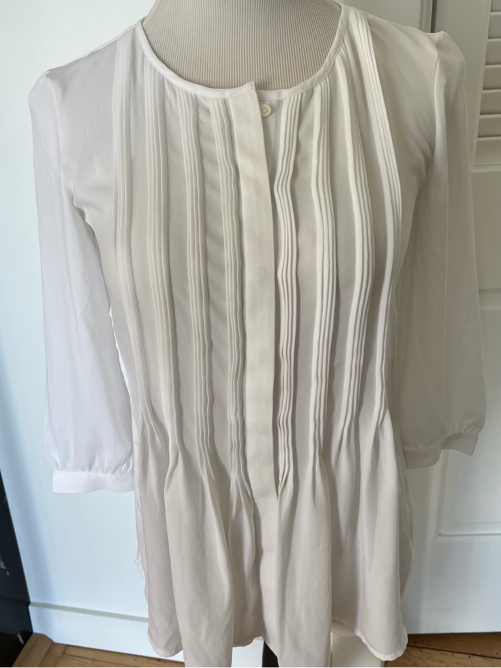 Banana Republic Women's white Pleated Front Blouse